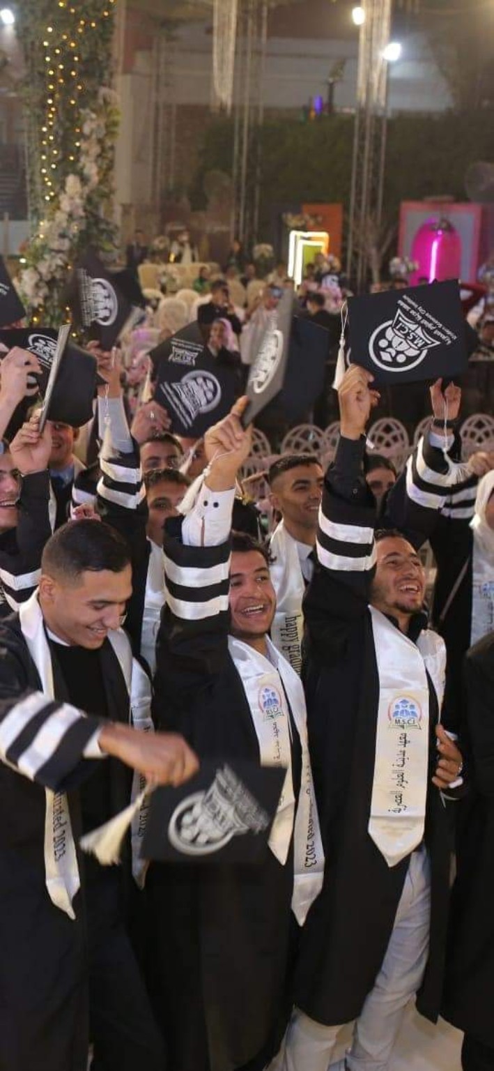 احتفال طلاب وخريجي المعهد في حفل سابق