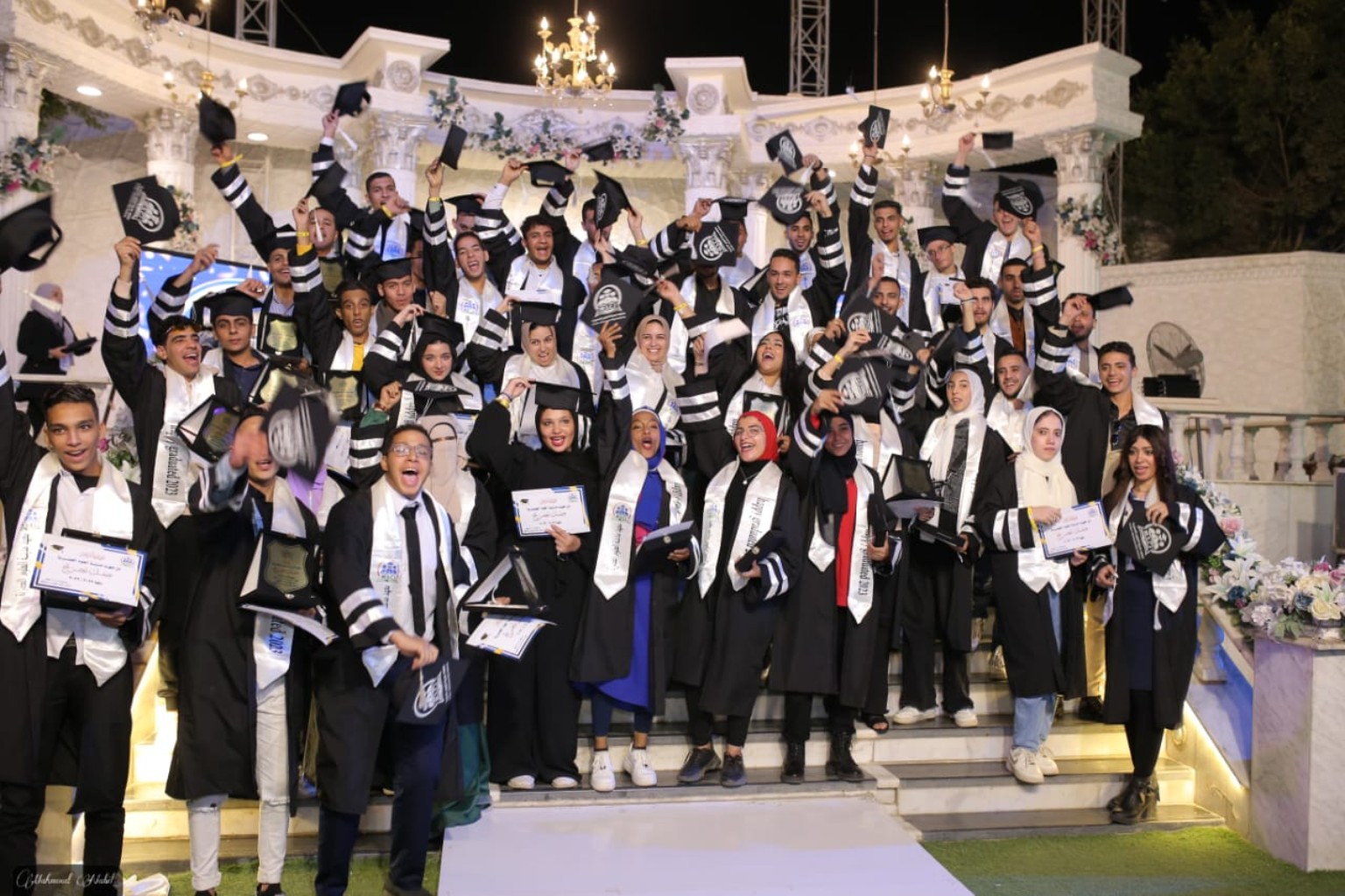 خريجو المعهد في حفل التخرج